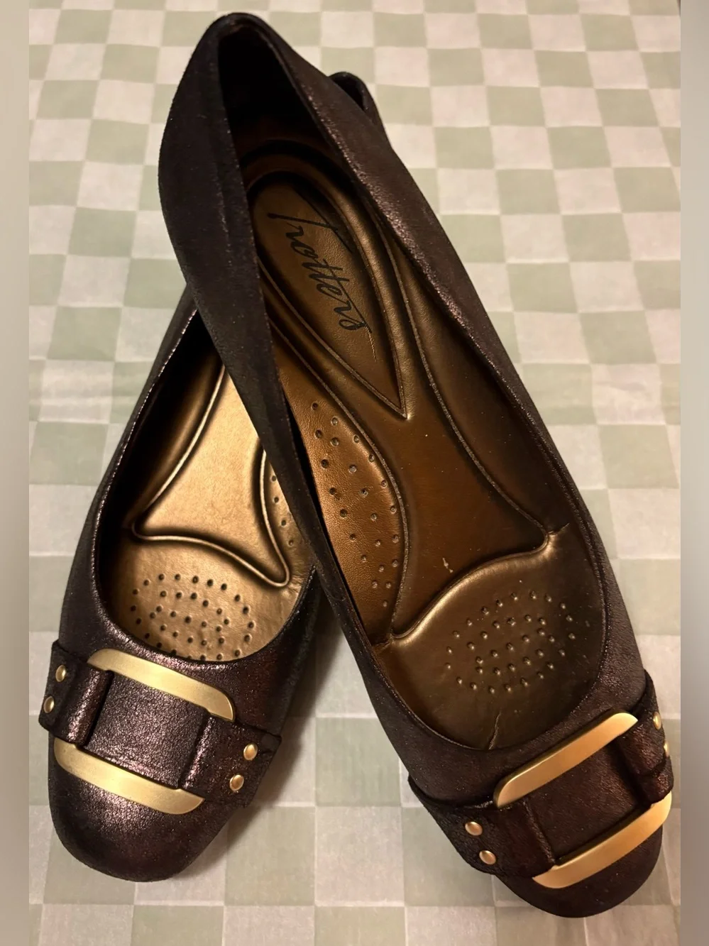 Trotters Sizzle Signature Gold-Tone Metallic Suede Buckle Pumps Slip-On - Sz 7.5